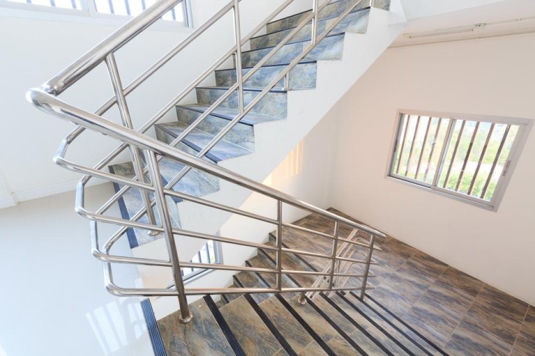 Fabrication d'escaliers à Fronton : l'art du bois sur mesure